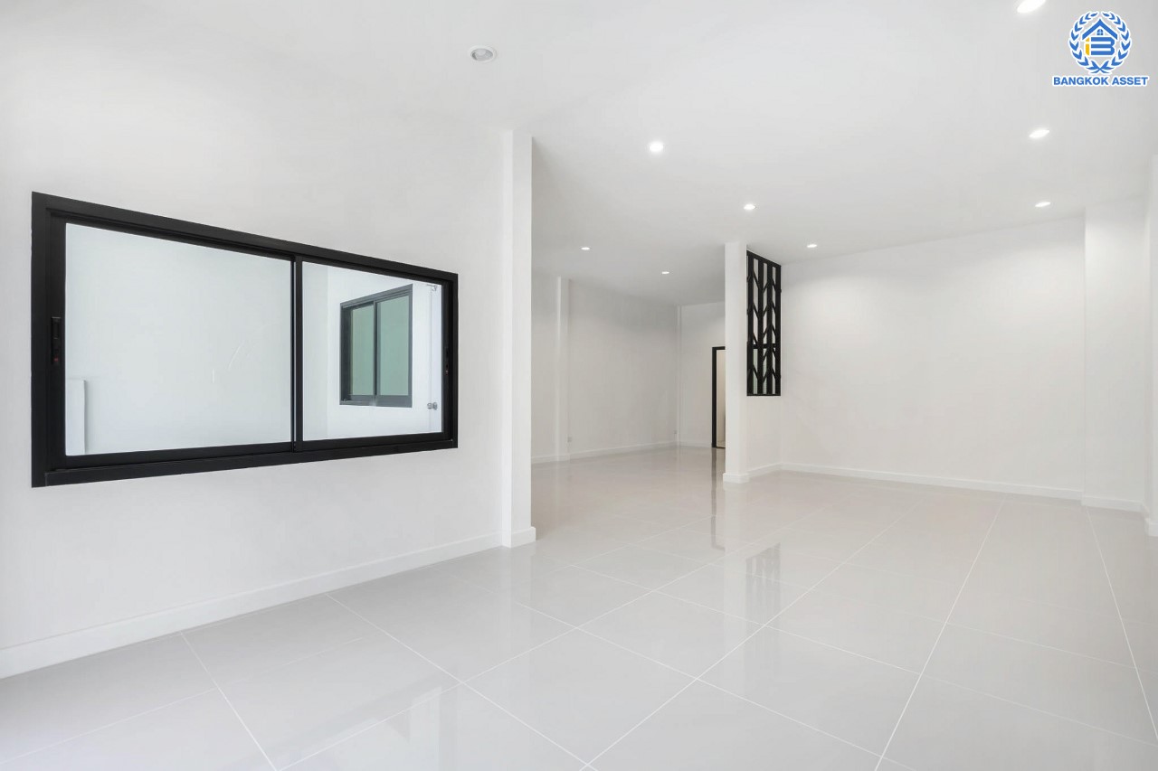 บ้านมือสองตกแต่งใหม่ หน้าโครงการติดรถไฟฟ้า "สถานีไทรม้า"!! ม.ซื่อตรง พระนั่งเกล้า-ท่าอิฐ ทาวน์เฮ้าส์หลังใหญ่ เนื้อที่ 26 ตร.ว. ฟังก์ชัน 3 ห้องนอน 2 ห้องน้ำ 1 ที่จอดรถ ทำเลใกล้ เซ็นทรัลรัตนาธิเบศร์ และทางด่วน "งามวงศ์วาน"